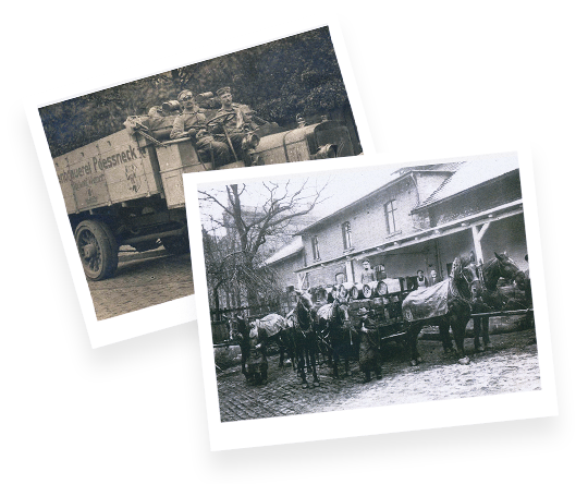 Zwei Bilder mit antiken Fahrzeigen aus dem letzten Jahrhundert.