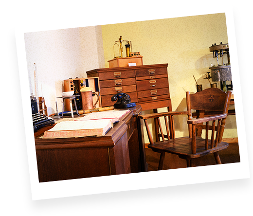 Ein antiker Büroarbeitsplatz mit schönen alten Möbeln, die im Museum der Rosenbrauerei Pößneck stehen.